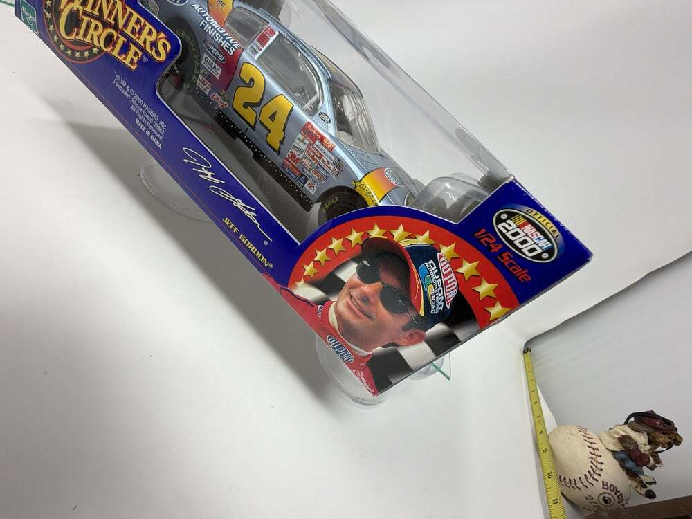 Winner's Circle Jeff Gordon #24 DuPont Automotive Finishes 2000 NASCAR 1:24 Scal - Picture 3 of 7